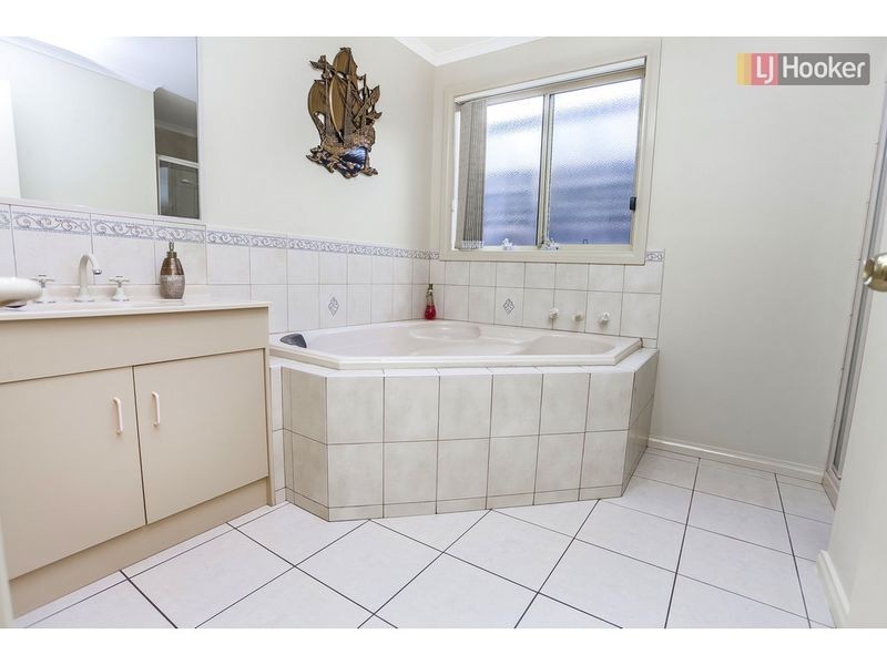 8 Havilland Drive, Roxburgh Park VIC 3064