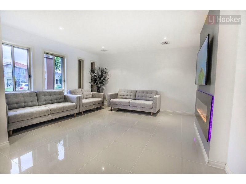 14 Hayfield Road, Roxburgh Park VIC 3064