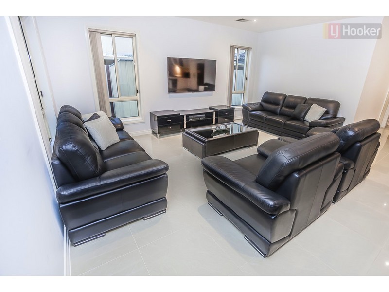 14 Hayfield Road, Roxburgh Park VIC 3064