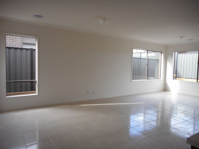 8 Season Way, Craigieburn VIC 3064