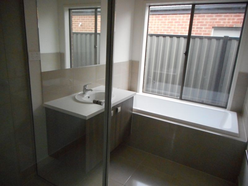 8 Season Way, Craigieburn VIC 3064
