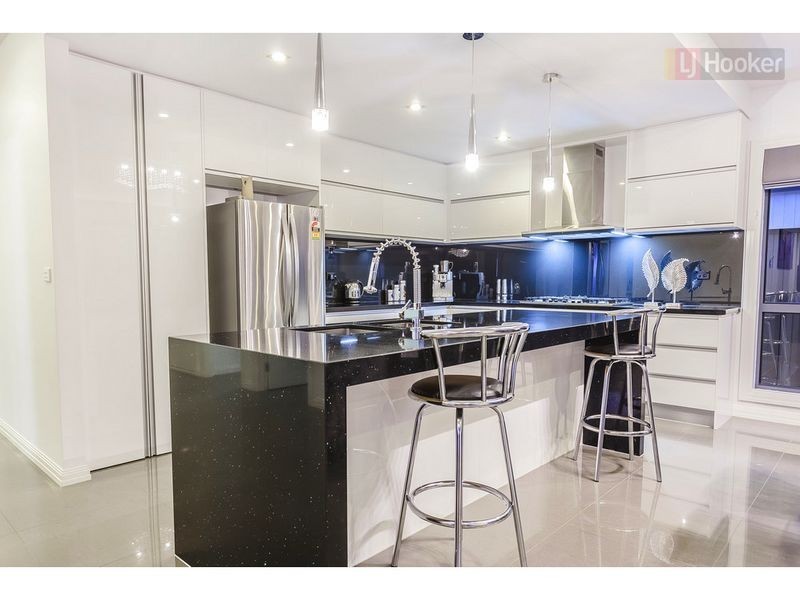 16 Biltmore Crescent, Roxburgh Park VIC 3064