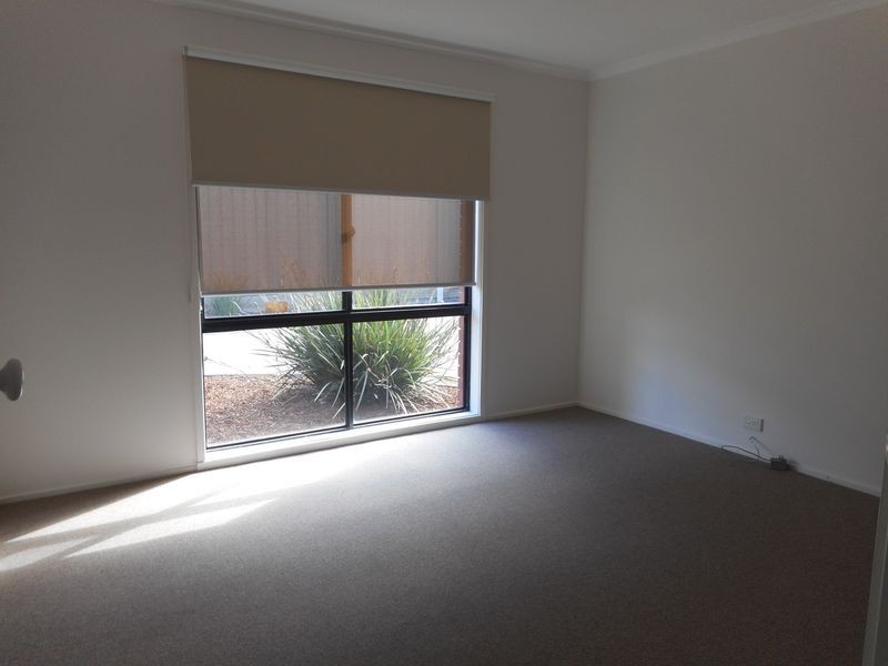 18 Newlyn Drive, Craigieburn VIC 3064