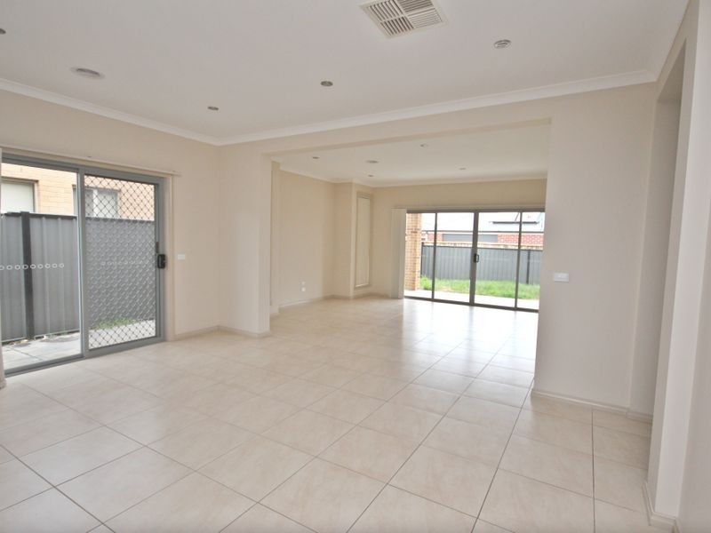 10 Parkhaven Street, Craigieburn VIC 3064