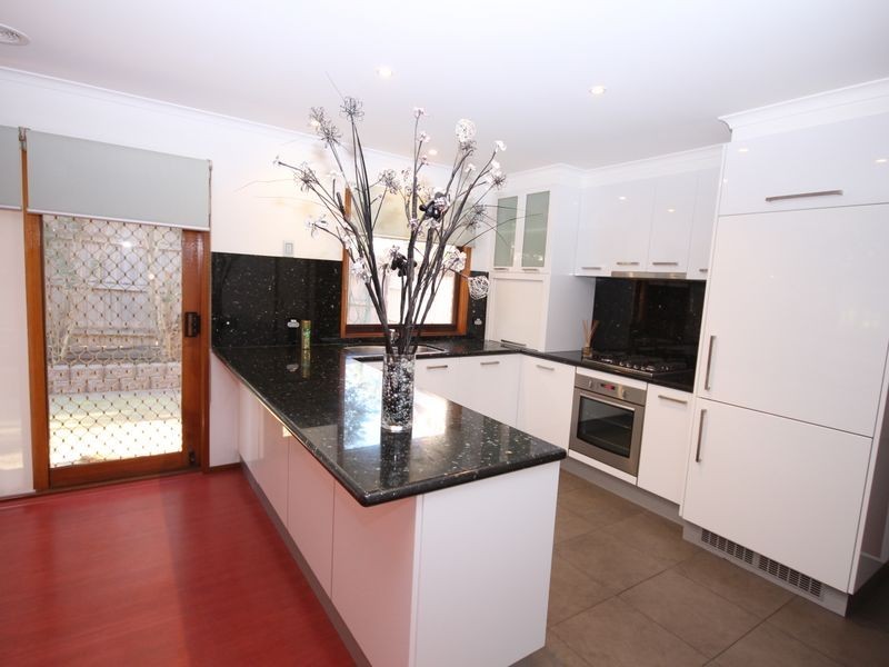 11 Knight Cres, Roxburgh Park VIC 3064