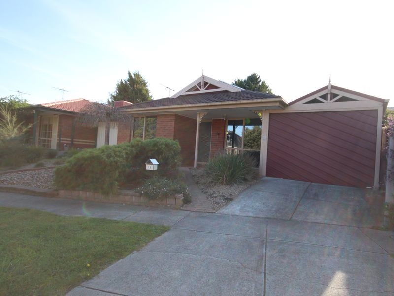 11 Knight Cres, Roxburgh Park VIC 3064