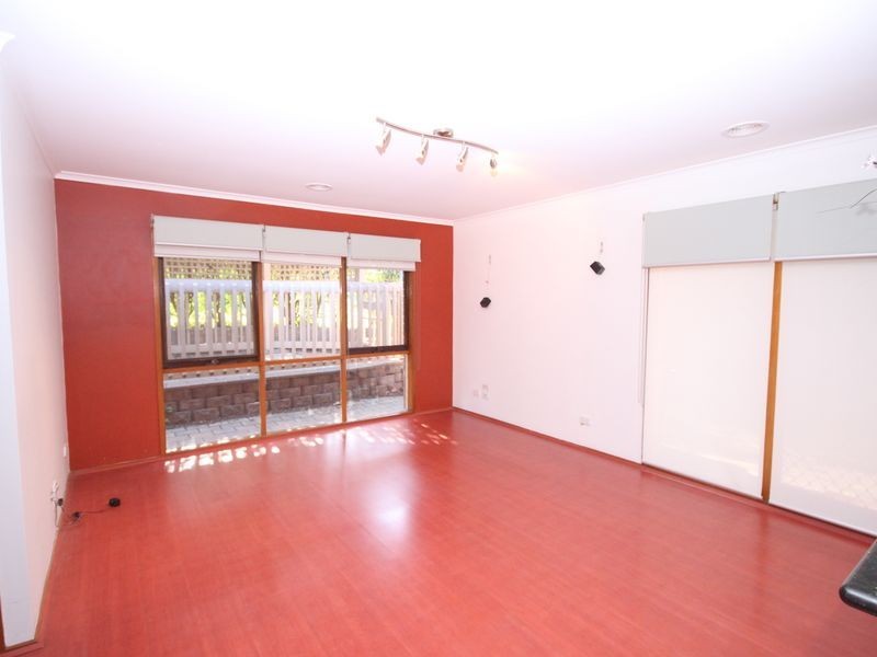 11 Knight Cres, Roxburgh Park VIC 3064