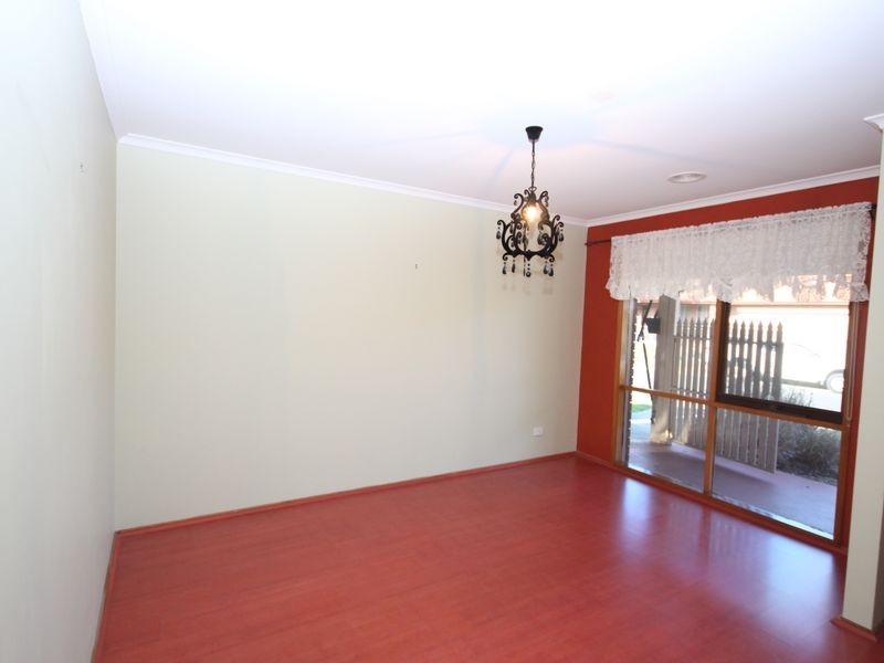 11 Knight Cres, Roxburgh Park VIC 3064