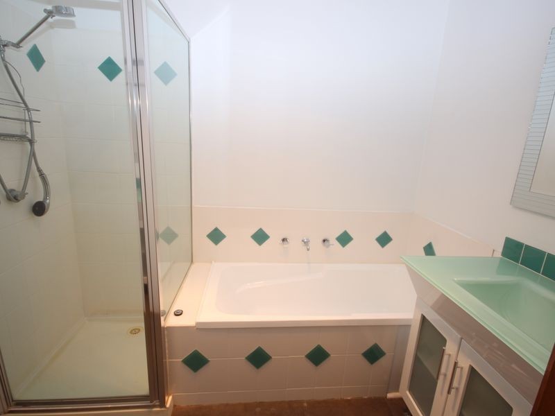 11 Knight Cres, Roxburgh Park VIC 3064