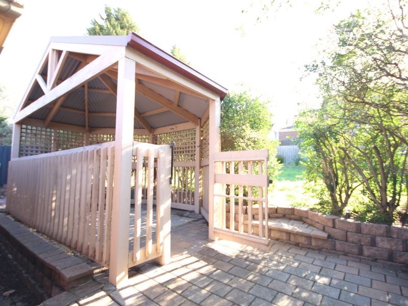 11 Knight Cres, Roxburgh Park VIC 3064