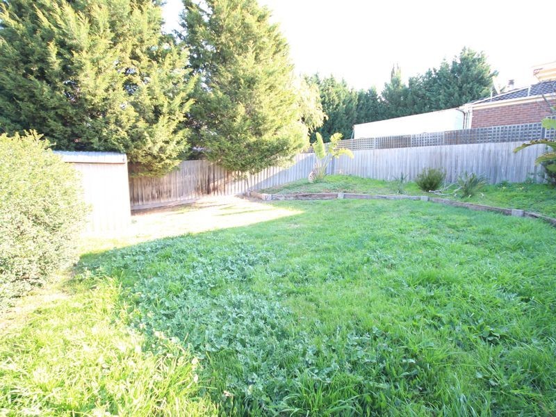 11 Knight Cres, Roxburgh Park VIC 3064