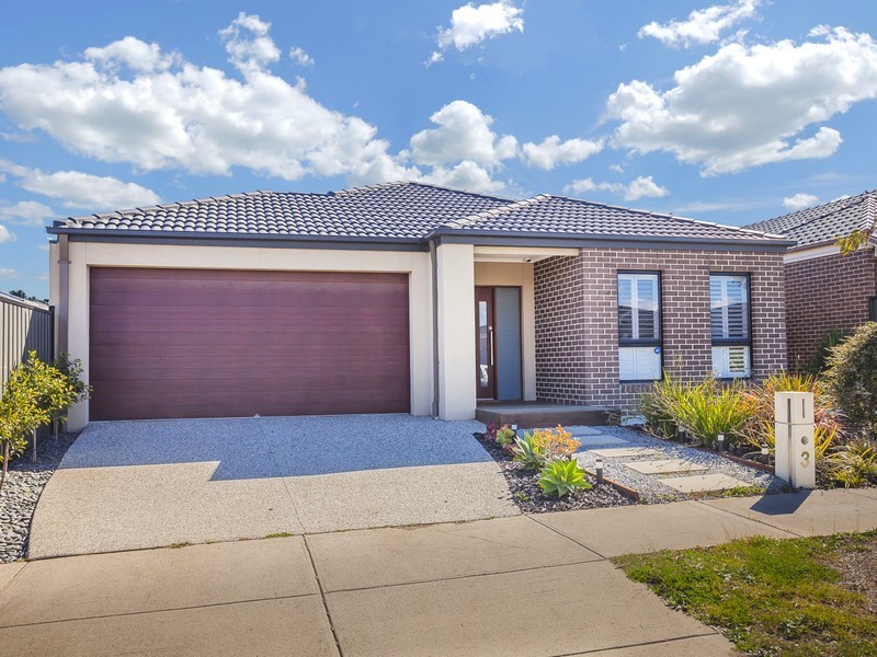 3 Allerton Way, Roxburgh Park VIC 3064