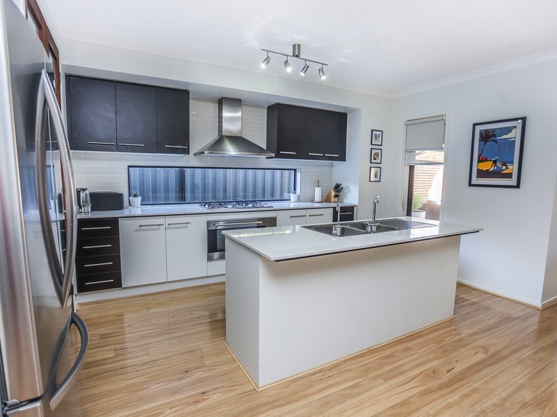 3 Allerton Way, Roxburgh Park VIC 3064