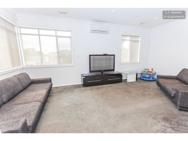 99 Ravenhill Blvd, Roxburgh Park VIC 3064