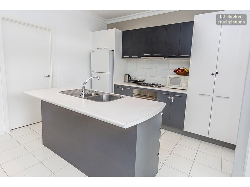 99 Ravenhill Blvd, Roxburgh Park VIC 3064
