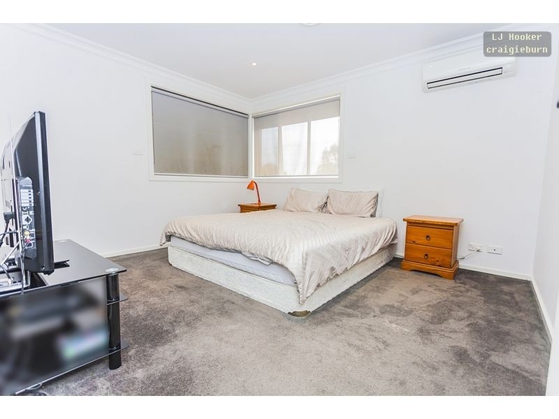99 Ravenhill Blvd, Roxburgh Park VIC 3064