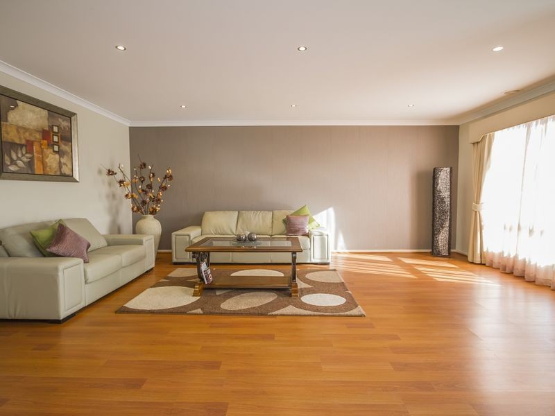 13 Darlington Ct, Roxburgh Park VIC 3064