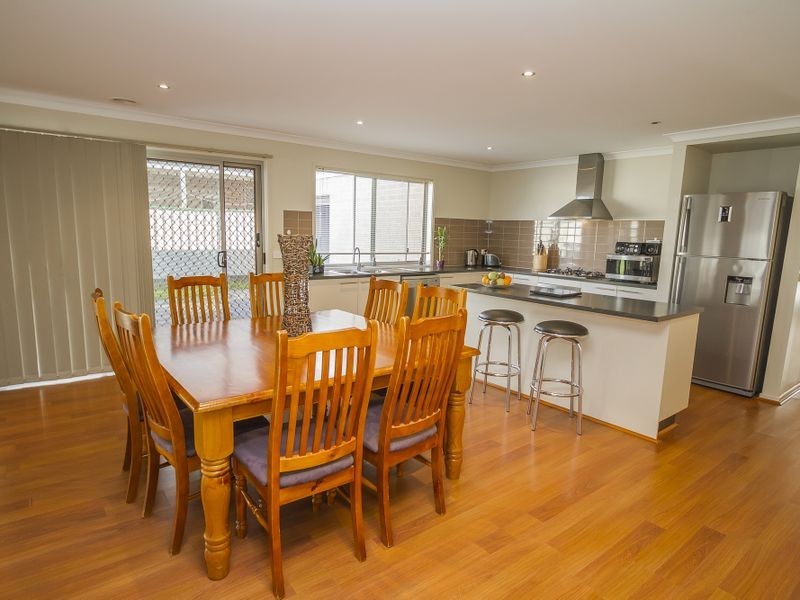 13 Darlington Ct, Roxburgh Park VIC 3064