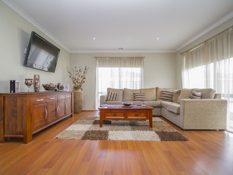 13 Darlington Ct, Roxburgh Park VIC 3064