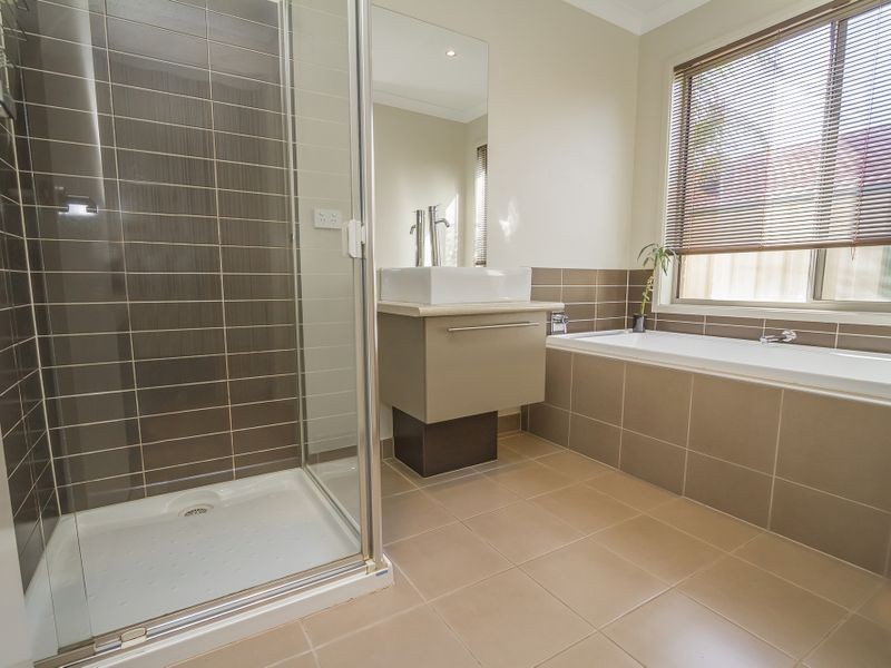 13 Darlington Ct, Roxburgh Park VIC 3064