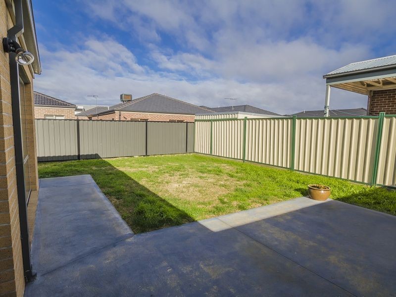 13 Darlington Ct, Roxburgh Park VIC 3064