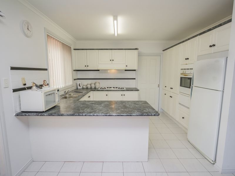 3 Wintle Close, Roxburgh Park VIC 3064