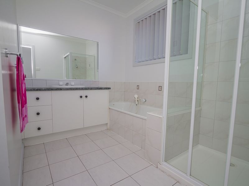 3 Wintle Close, Roxburgh Park VIC 3064