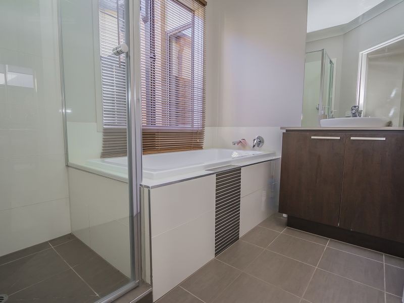 25 Viewside Crescent, Craigieburn VIC 3064