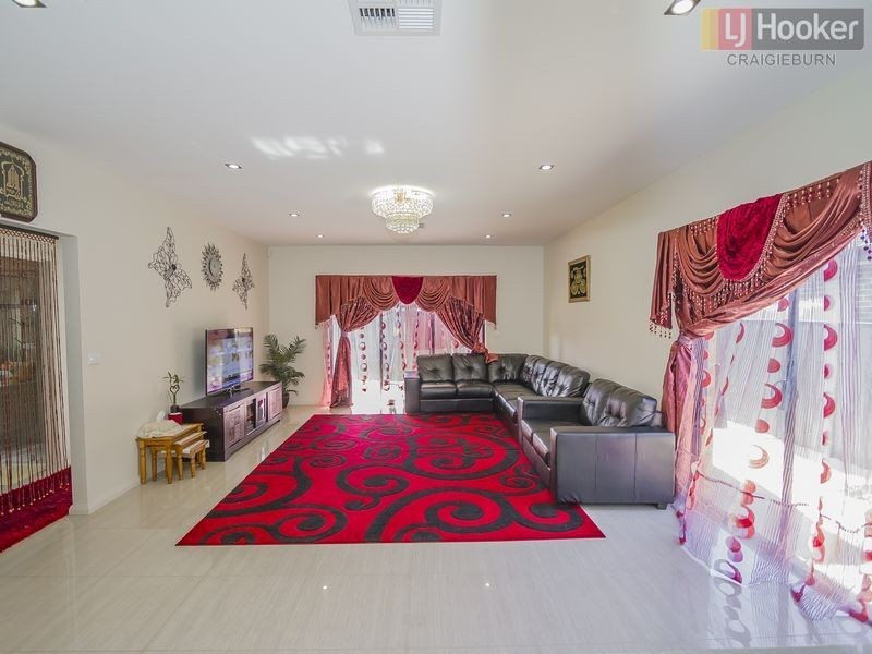 28 Biltmore Crescent, Roxburgh Park VIC 3064