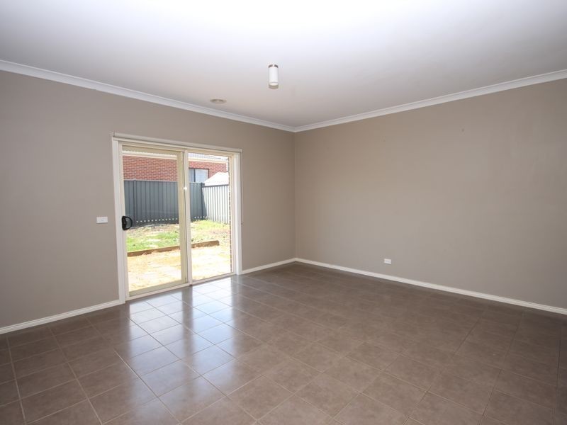 14 Black Range Avenue, Craigieburn VIC 3064