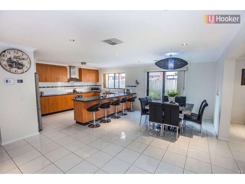 2 Kingdom Crt, Roxburgh Park VIC 3064