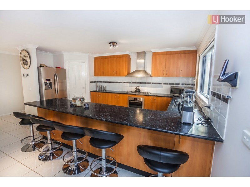2 Kingdom Crt, Roxburgh Park VIC 3064
