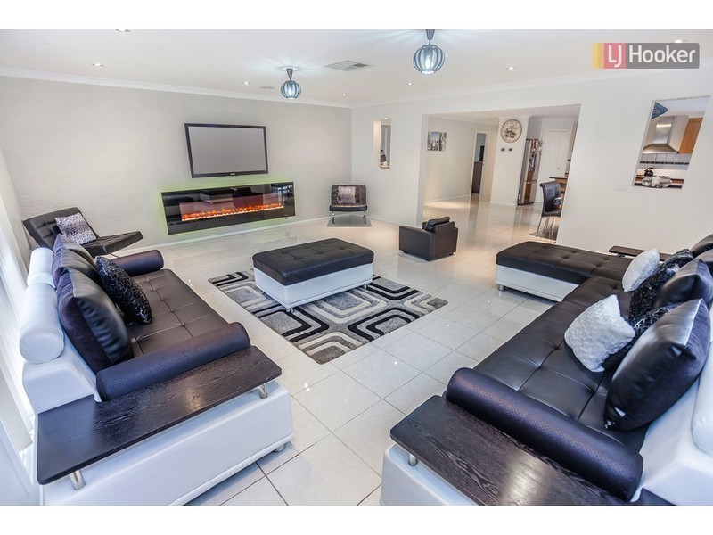 2 Kingdom Crt, Roxburgh Park VIC 3064