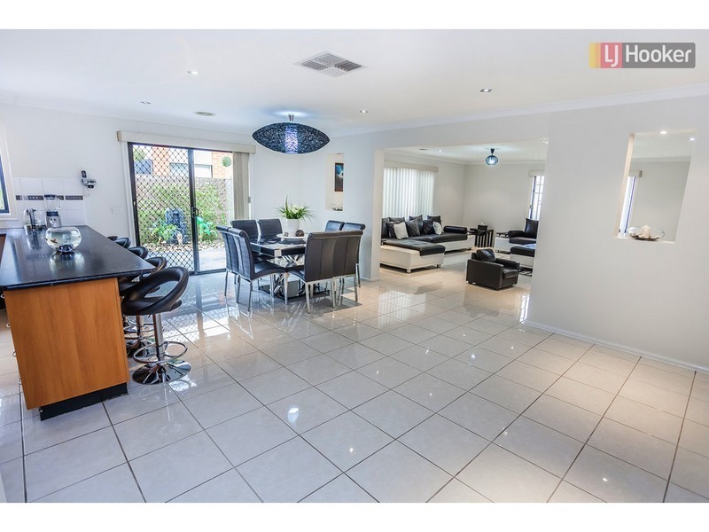 2 Kingdom Crt, Roxburgh Park VIC 3064