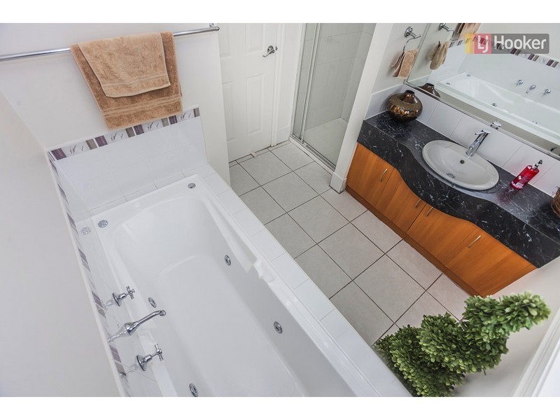 2 Kingdom Crt, Roxburgh Park VIC 3064