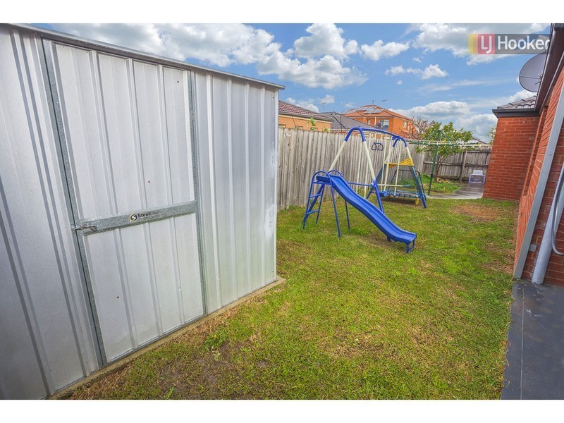 2 Kingdom Crt, Roxburgh Park VIC 3064