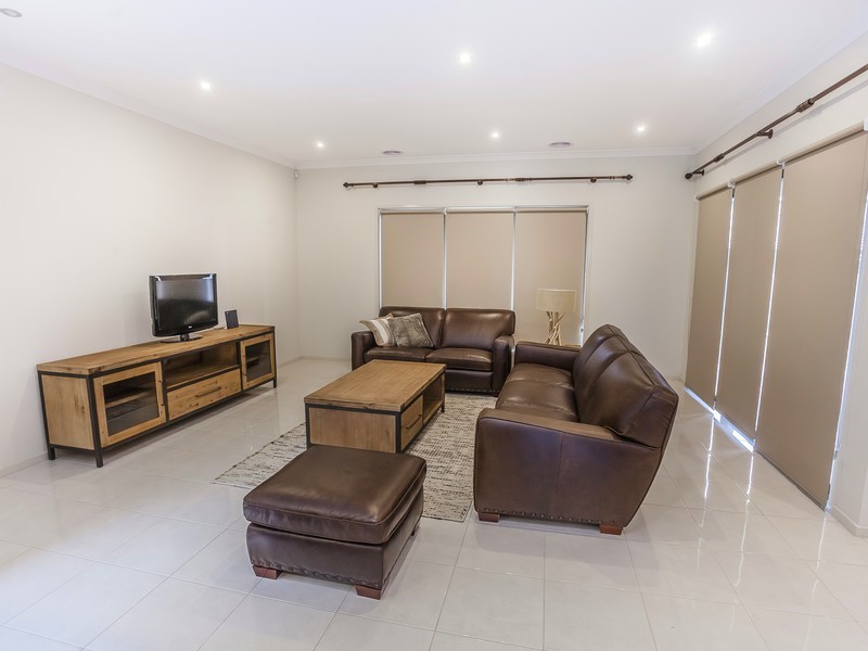 10 Scoria Circuit, Craigieburn VIC 3064