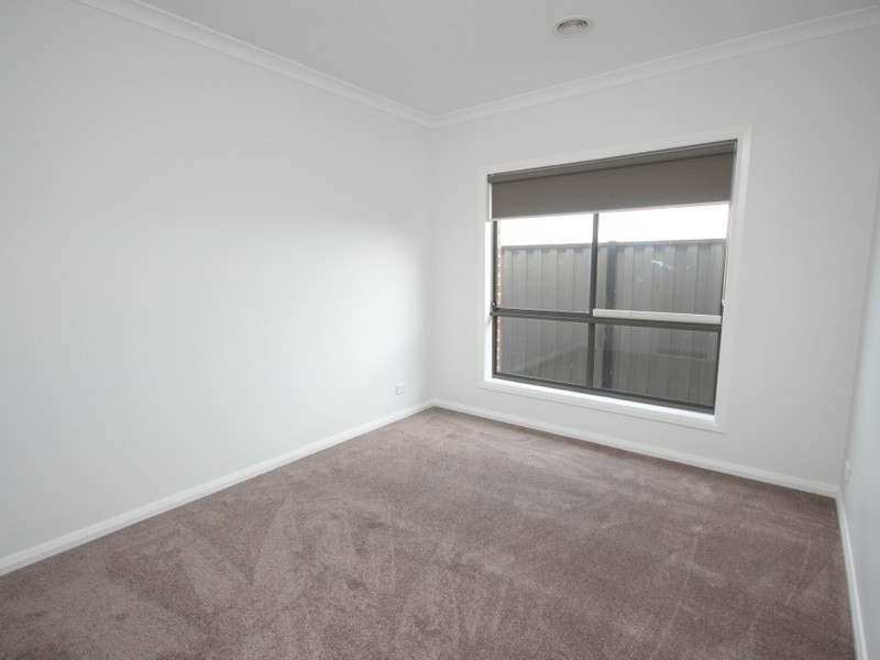 28 Peninsula Crescent, Craigieburn VIC 3064