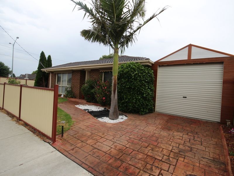 1 Yarcombe Cres, Craigieburn VIC 3064