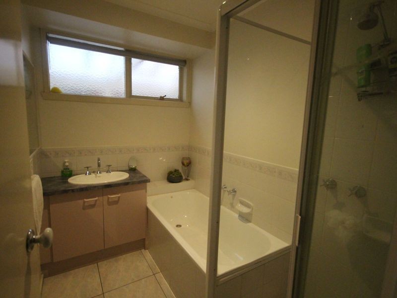 1 Yarcombe Cres, Craigieburn VIC 3064