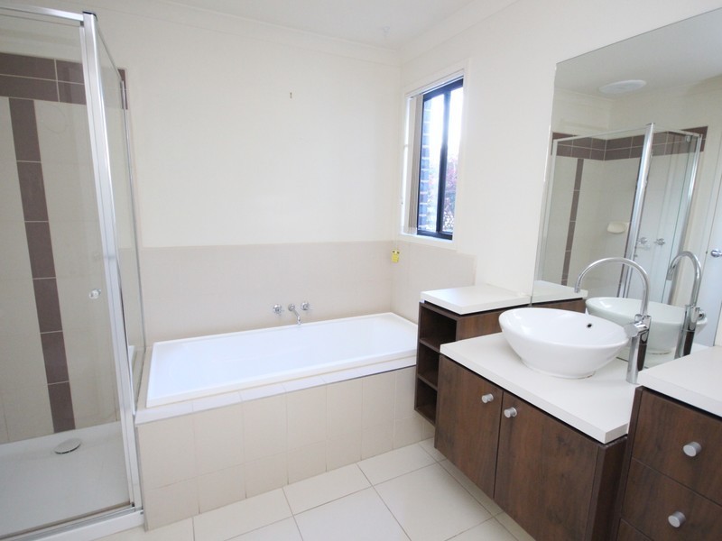 1/2-10 Creekwood Drive, Craigieburn VIC 3064