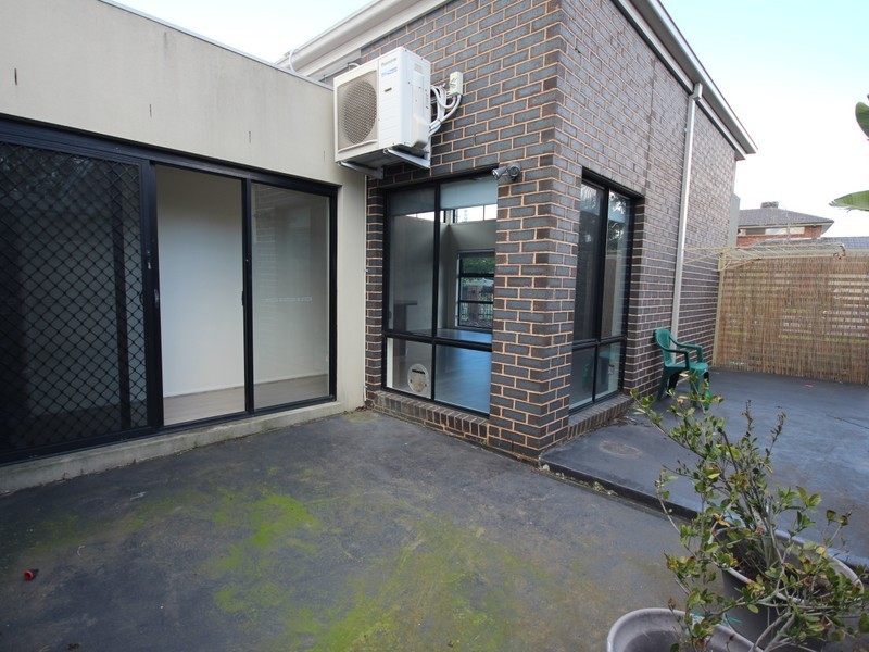 1/2-10 Creekwood Drive, Craigieburn VIC 3064