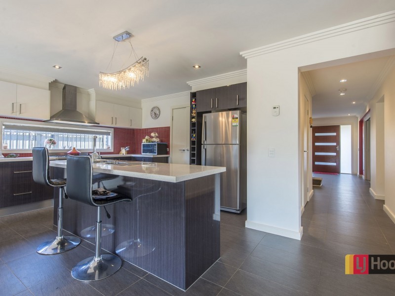 6 Mallard Cct, Craigieburn VIC 3064