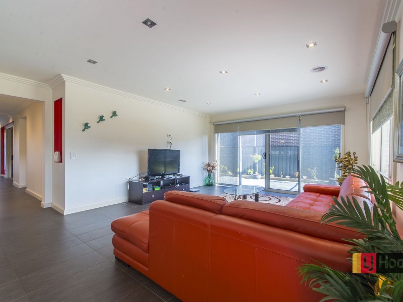 6 Mallard Cct, Craigieburn VIC 3064