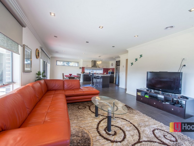 6 Mallard Cct, Craigieburn VIC 3064