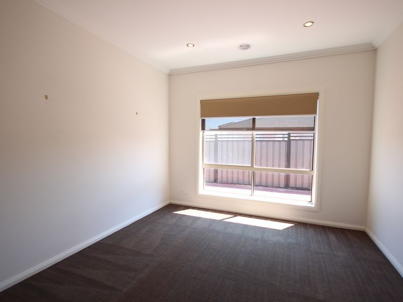 8 Jonesfield St, Craigieburn VIC 3064