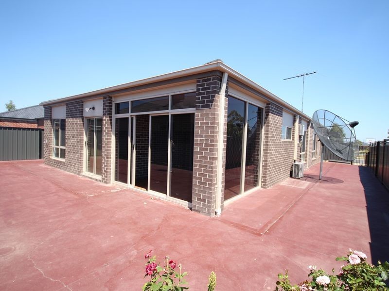 8 Jonesfield St, Craigieburn VIC 3064