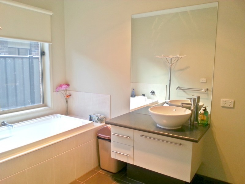 9 Hollows Court, Craigieburn VIC 3064