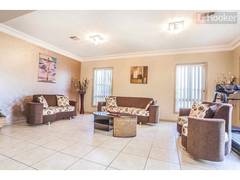2 Colchester Circuit, Roxburgh Park VIC 3064