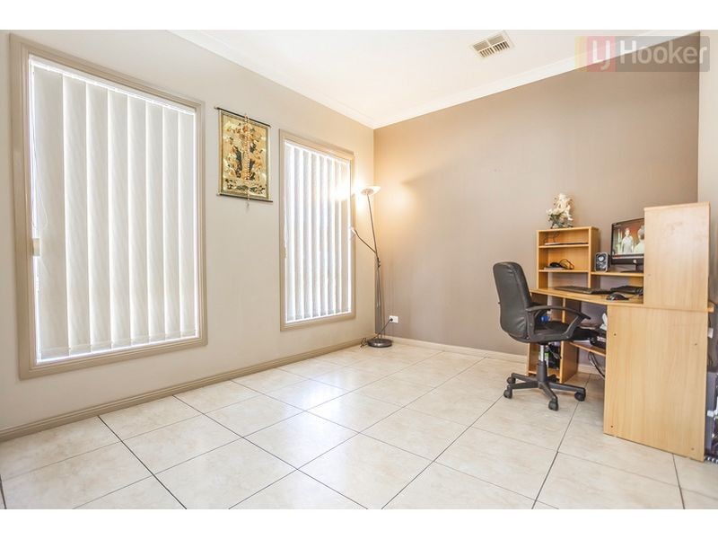 2 Colchester Circuit, Roxburgh Park VIC 3064
